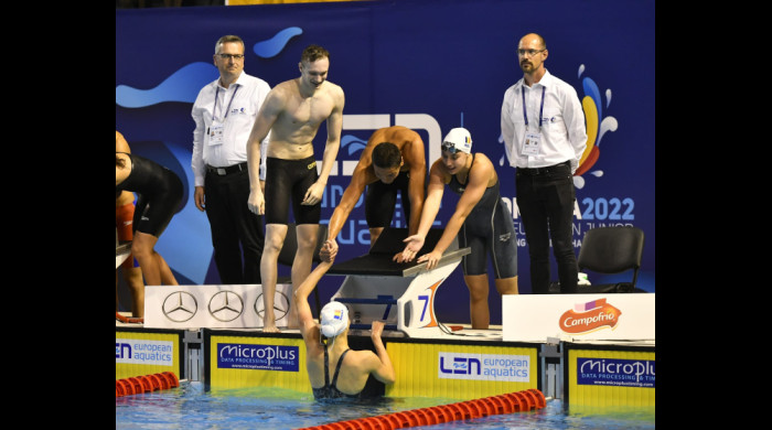 Echipa de ștafetă mixtă a României la Campionatul European de înot pentru juniori de la Otopeni / Foto: Facebook @FRNPM