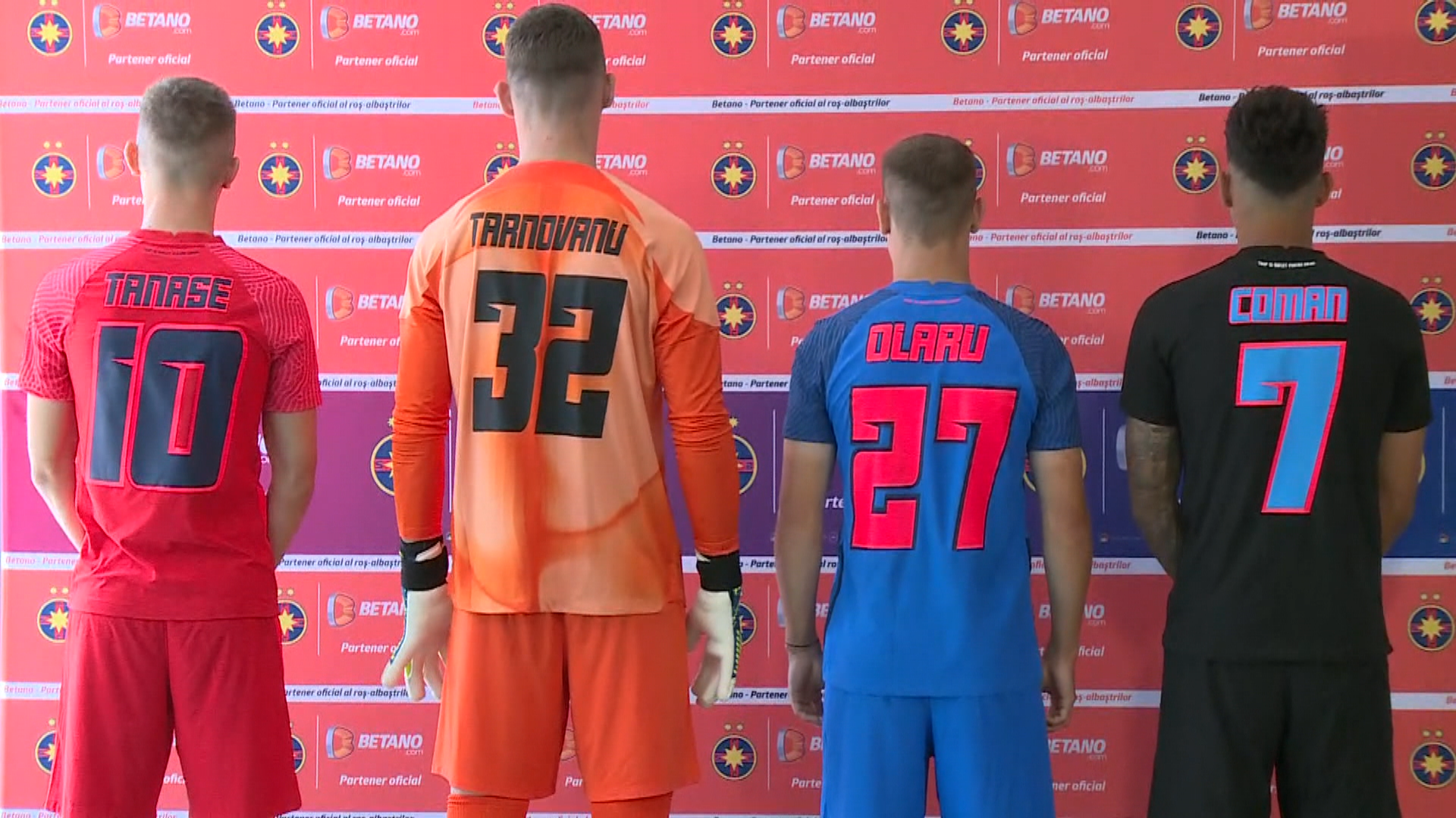 FCSB a prezentat noile echipamente pe care le va folosi în sezonul 2022/2023! Surprizele pregătite de roș-albaștri