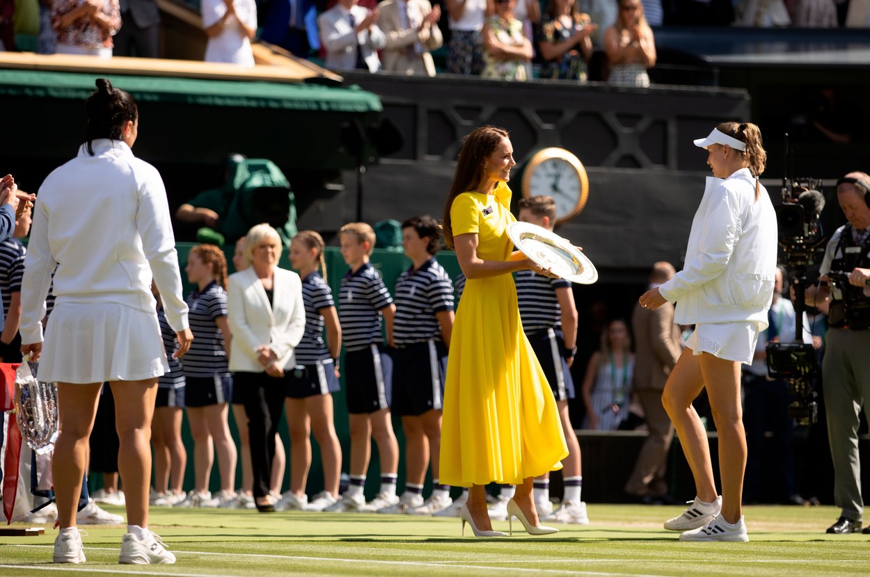 John McEnroe a spus ”la ce se gândea toată lumea” când Kate Middleton i-a înmânat trofeul de la Wimbledon Elenei Rybakina