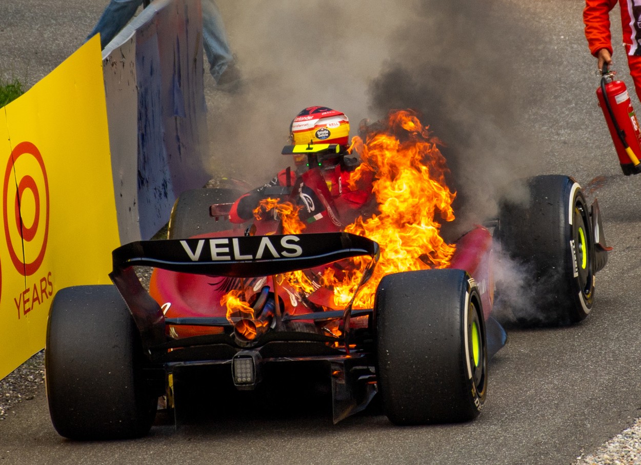 Carlos Sainz a descris momentul când mașina sa a luat foc la Marele Premiu al Austriei: ”Stewarzii au fost lenți!”