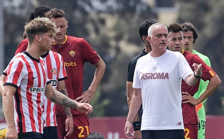 Jose Mourinho face din nou "show" în amicale. A intrat pe teren în timpul meciului pentru a-i lua la ceartă pe adversari