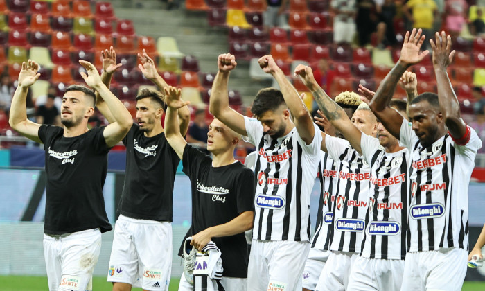 Fotbaliștii de la U Cluj salutând galeria după meciul cu FCSB / Foto: Sport Pictures