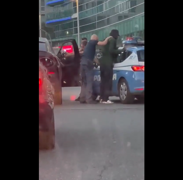 Fotbalistul lui AC Milan, oprit și percheziționat în oraș: un polițist a scos pistolul! Ce a urmat