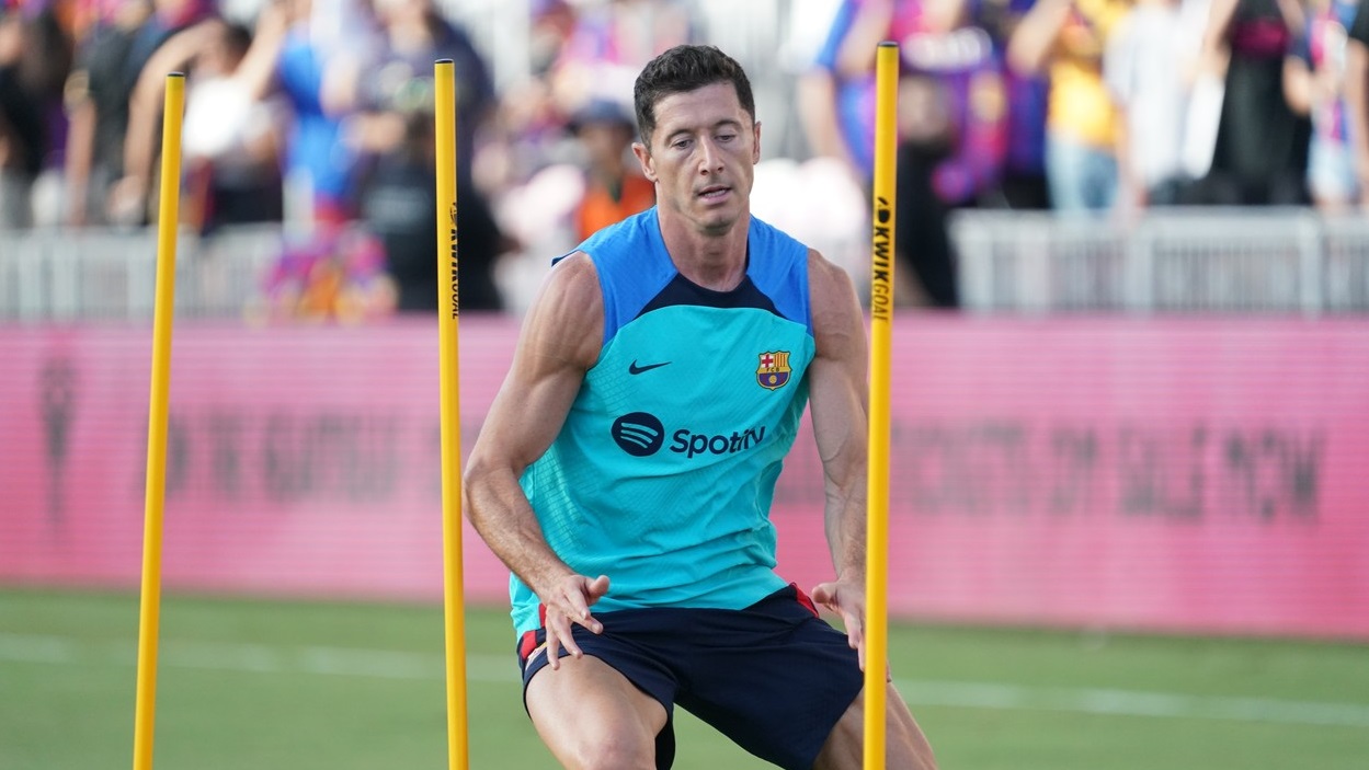 Barcelona se îmbogățește din vânzarea tricourilor cu numele lui Robert Lewandowski! Singura problemă a catalanilor
