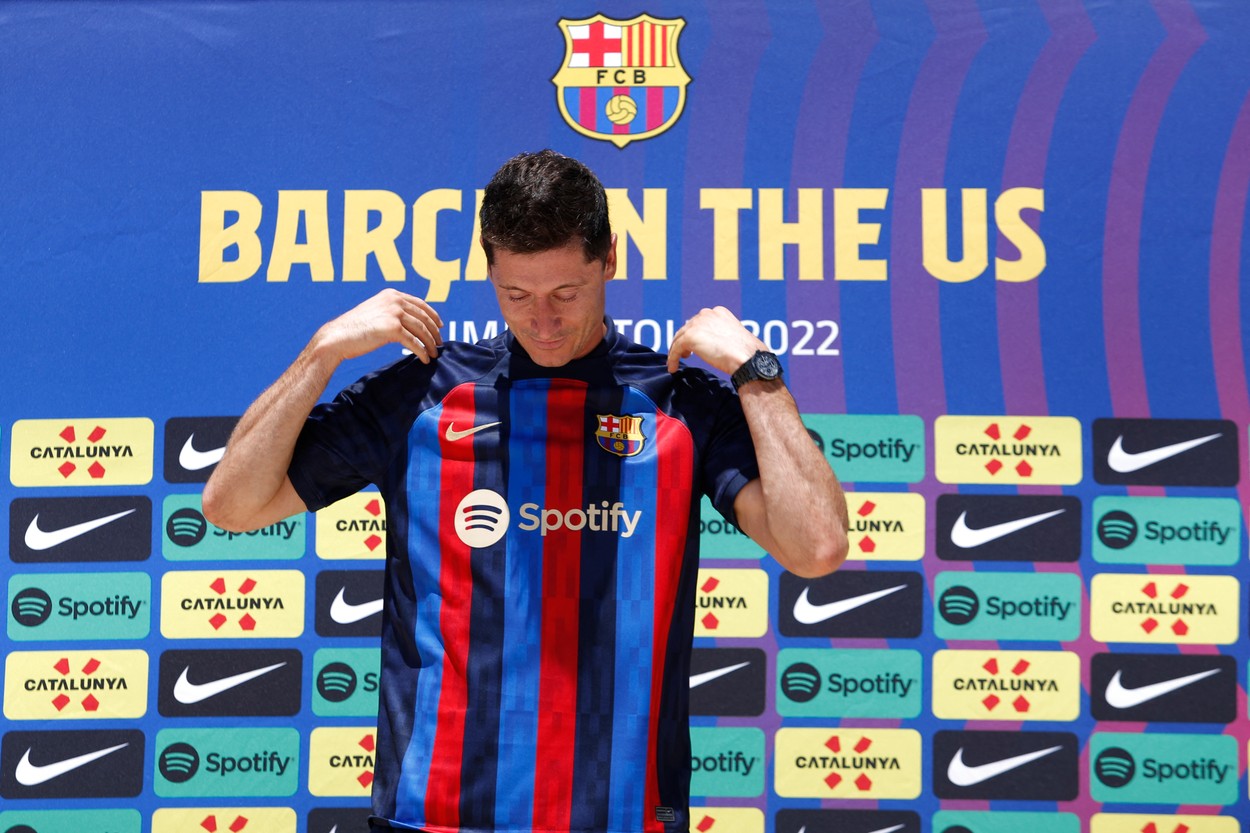 S-a aflat cât valorează ceasul purtat de Robert Lewandowski la prezentarea sa la Barcelona! Polonezul a plătit o avere