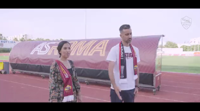 Un cuplu s-a logodit în fața lui Jose Mourinho / Foto: Captură Twitter@OfficialASRoma