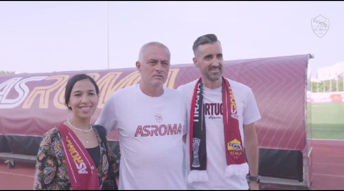 Un cuplu s-a logodit în fața lui Jose Mourinho / Foto: Captură Twitter@OfficialASRoma