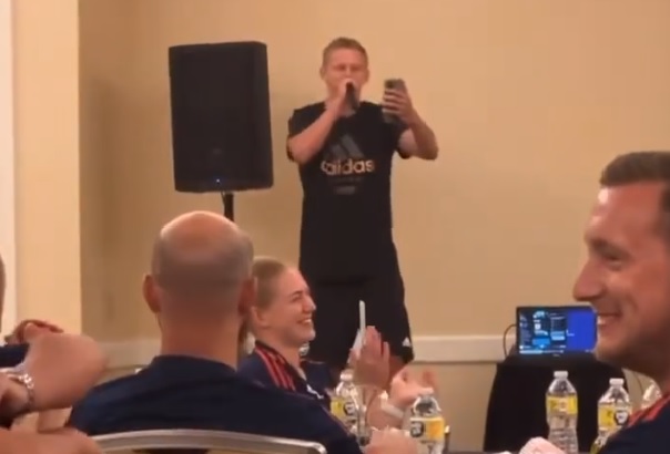 Moment hilar în vestiarul lui Arsenal. Oleksandr Zinchenko a încercat să cânte o melodie. Reacția lui Pepe