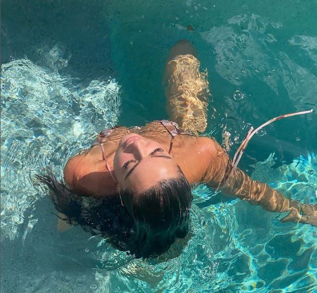 Nick Kyrgios și prietena sa, Costeen Hatzi, au atras toate privirile în Bahamas. Au îmblânzit rechinii