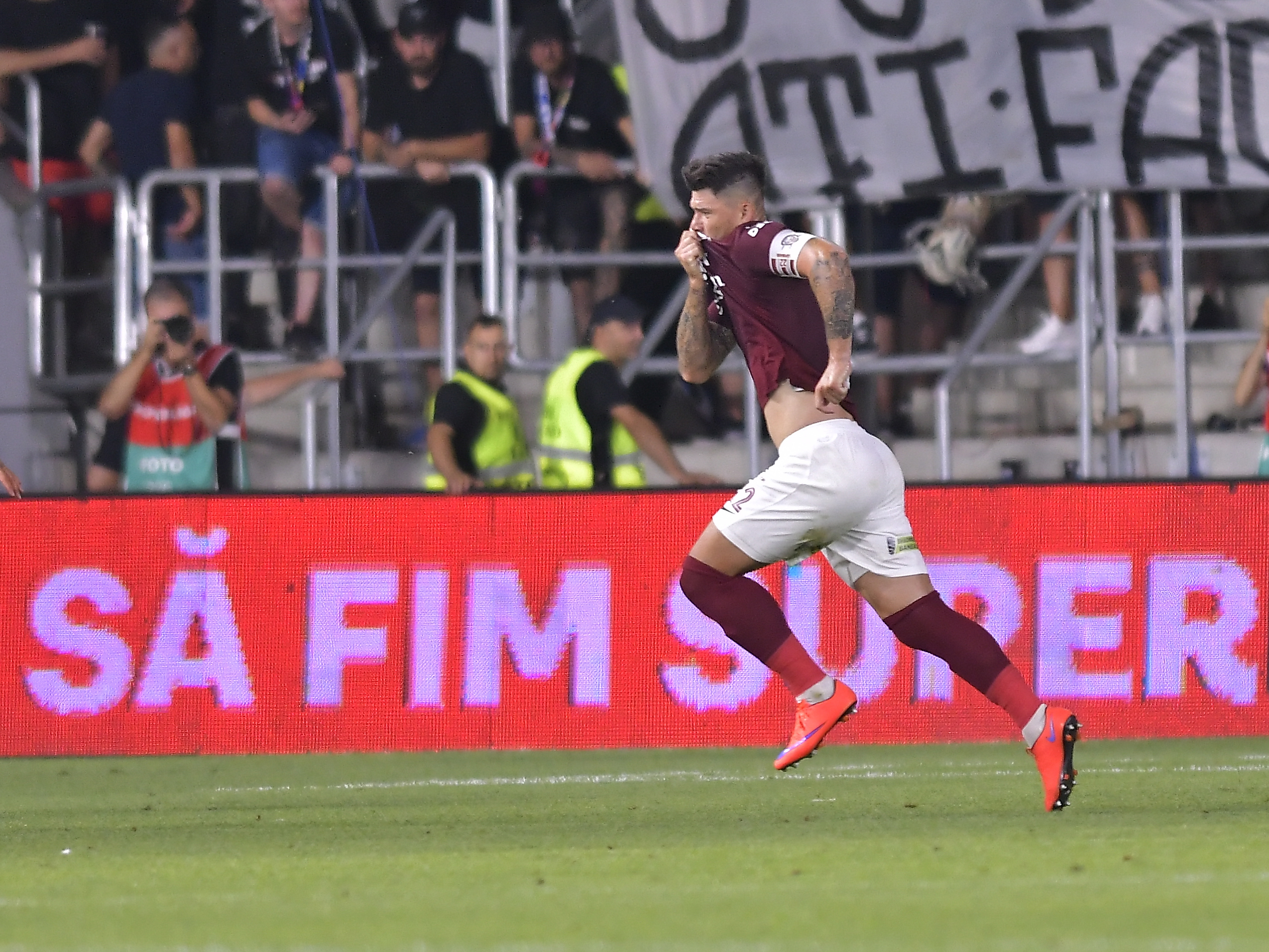 Show în tribune, entuziasm vișiniu și roș-albastru devenit negru. Derby-ul Rapid - FCSB în imagini