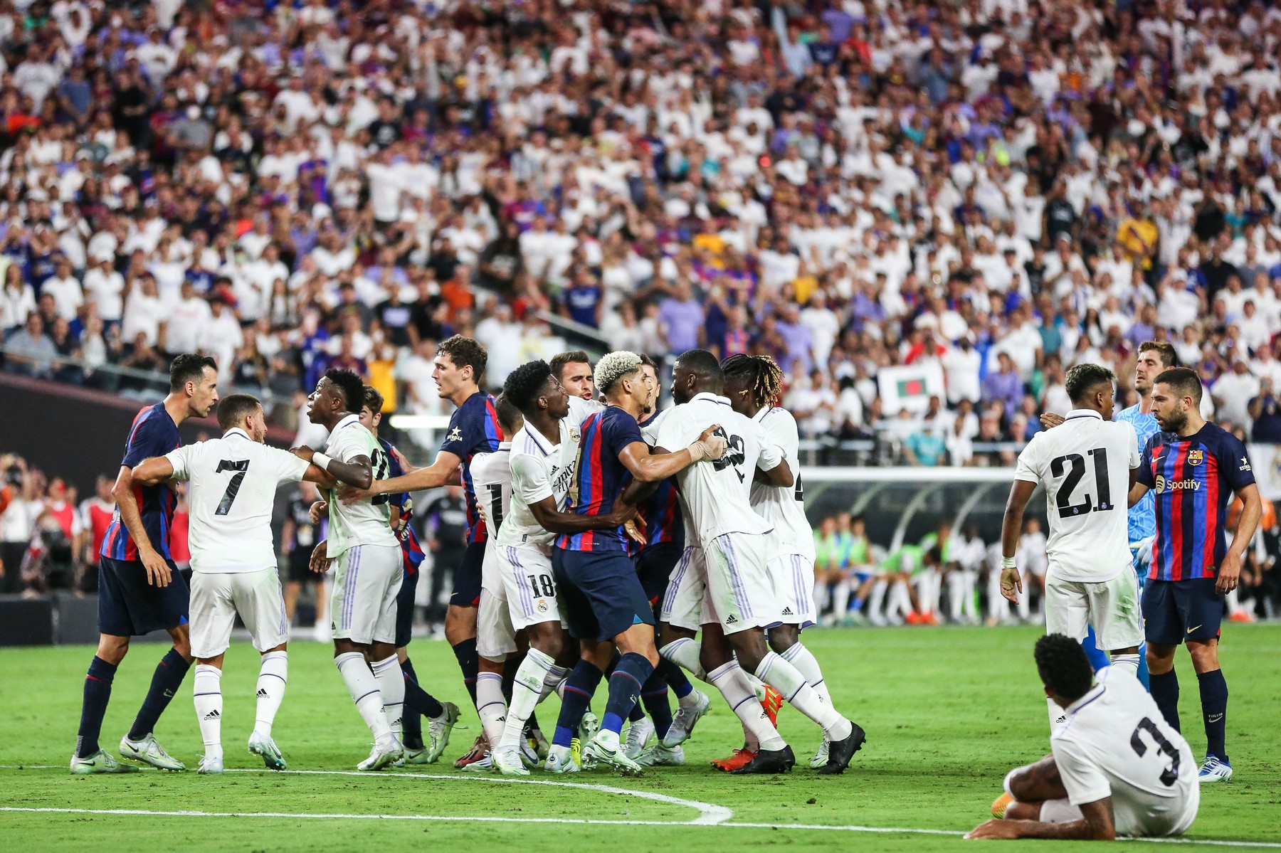 Au cedat nervii în ”El Clasico”. Jucătorii de la Real Madrid și Barcelona, aproape de o bătaie generală