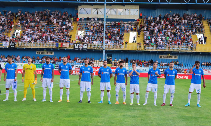 Jucătorii Universității Craiova, înaintea unui meci cu U Cluj / Foto: Sport Pictures