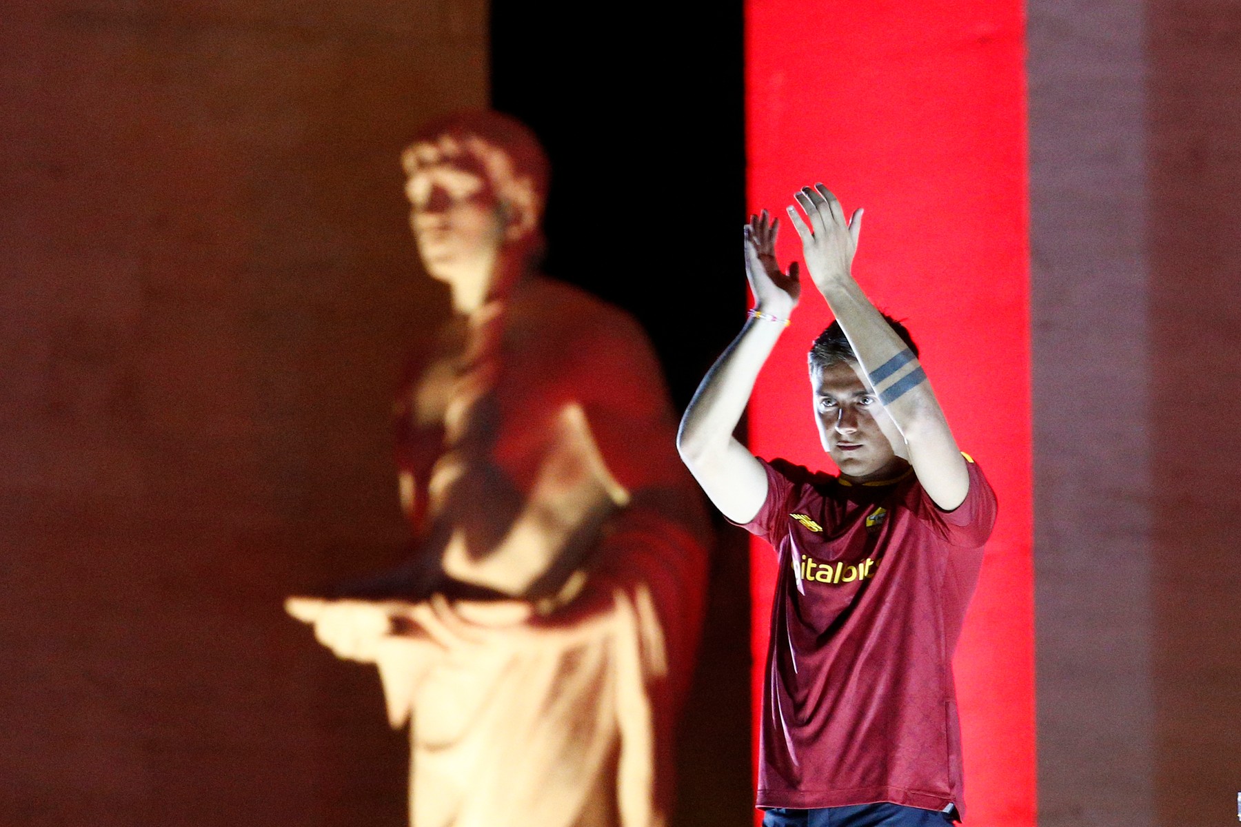 Paulo Dybala, prezentat oficial în fața a mii de fani ai celor de la AS Roma