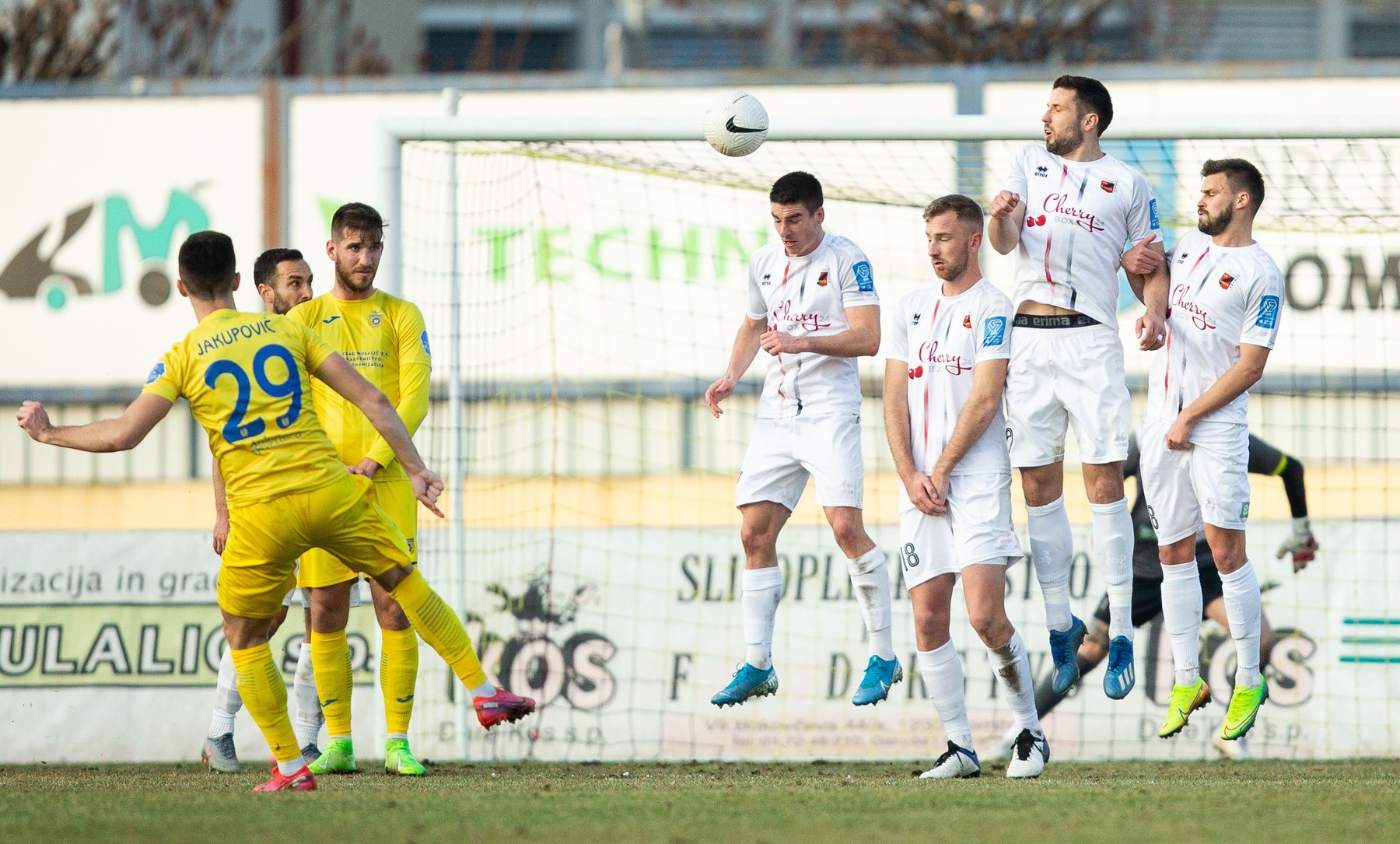 Rapid mai pregătește două transferuri. Un mijlocaș de bandă și un atacant cu cifre impresionante