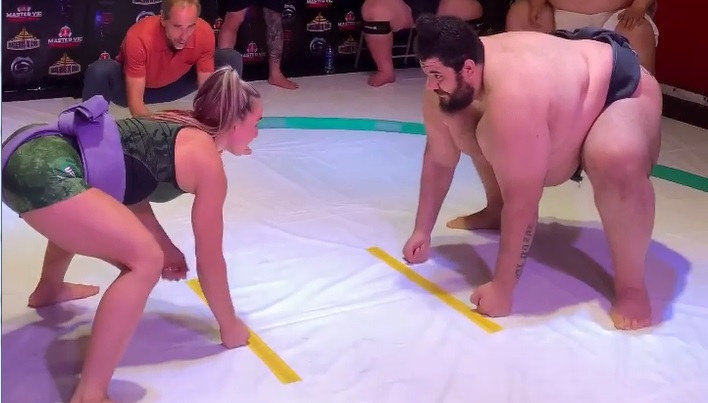 Sportiva care a renunțat la striptease pentru a lupta în UFC s-a luat la trânte cu un luptător de sumo de 226 kg