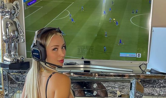 A strâns opt milioane de dolari din rețele sociale pentru a cumpăra un club de fotbal, dar se lovește de o problemă