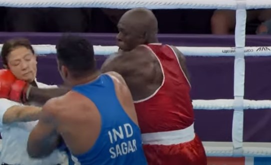 O femeie arbitru, lovită în plin de un boxer de categorie supergrea! Ce a urmat a surprins pe toată lumea
