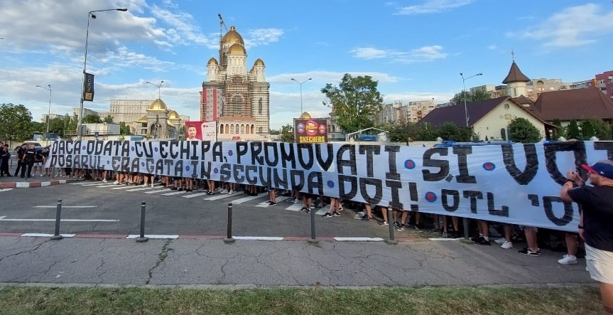 Suporterii lui CSA Steaua s-au săturat ca echipa să nu aibă drept de promovare! Protest de proporții în fața sediului MApN