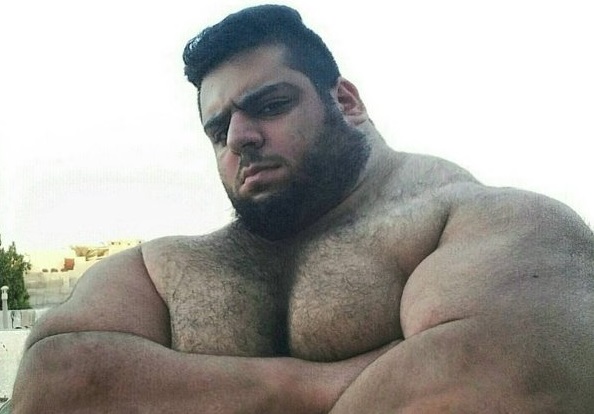 Hulk din Iran a putut rosti doar câteva cuvinte, după ce a fost umilit în ring la primul său meci de box. Imaginile spun totul