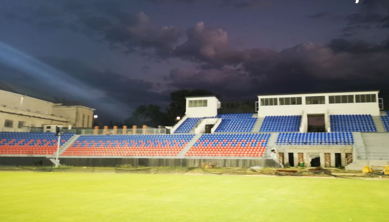 Noul stadion din Târgoviște, încă un pas spre finalizare! S-au inaugurat nocturna și tabelele de marcaj