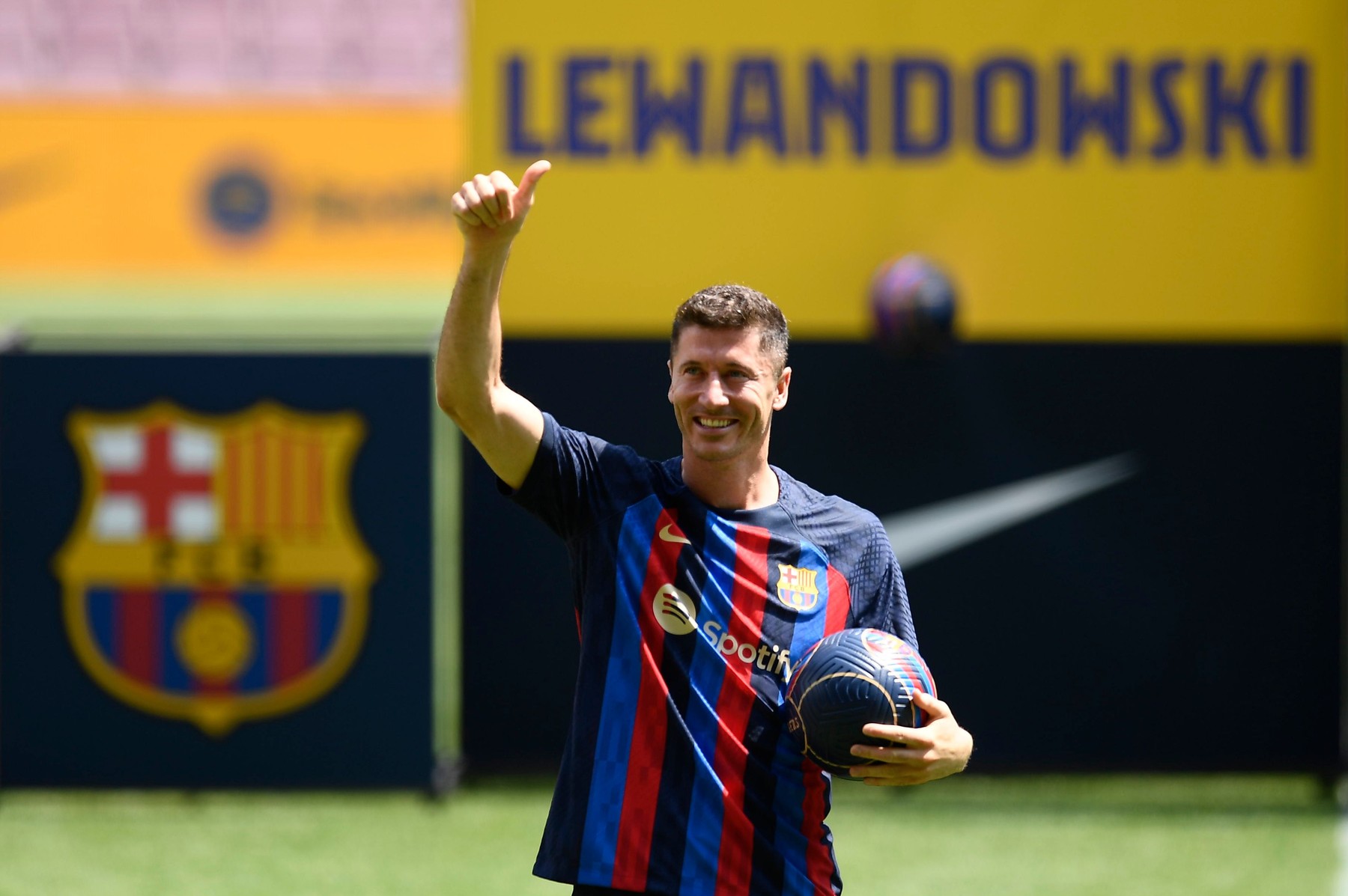 Robert Lewandowski, prezentat la FC Barcelona. Număr impresionant de suporteri pe Camp Nou