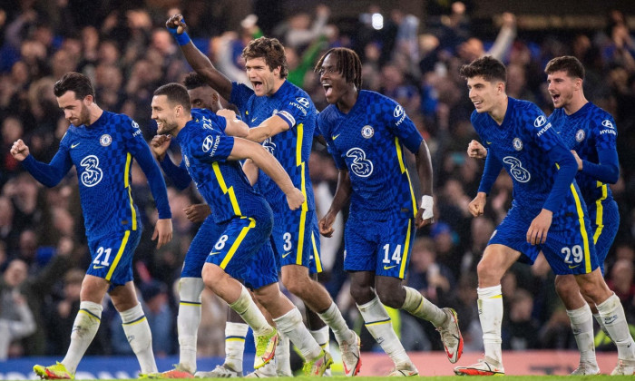 LONDON, ENGLAND - OCTOBER 26: Ben Chilwell, Mateo Kovacic, Marcos Alonso, Trevoh Chalobah, Kai Havertz and Mason Mount of Chelsea celebrate during the