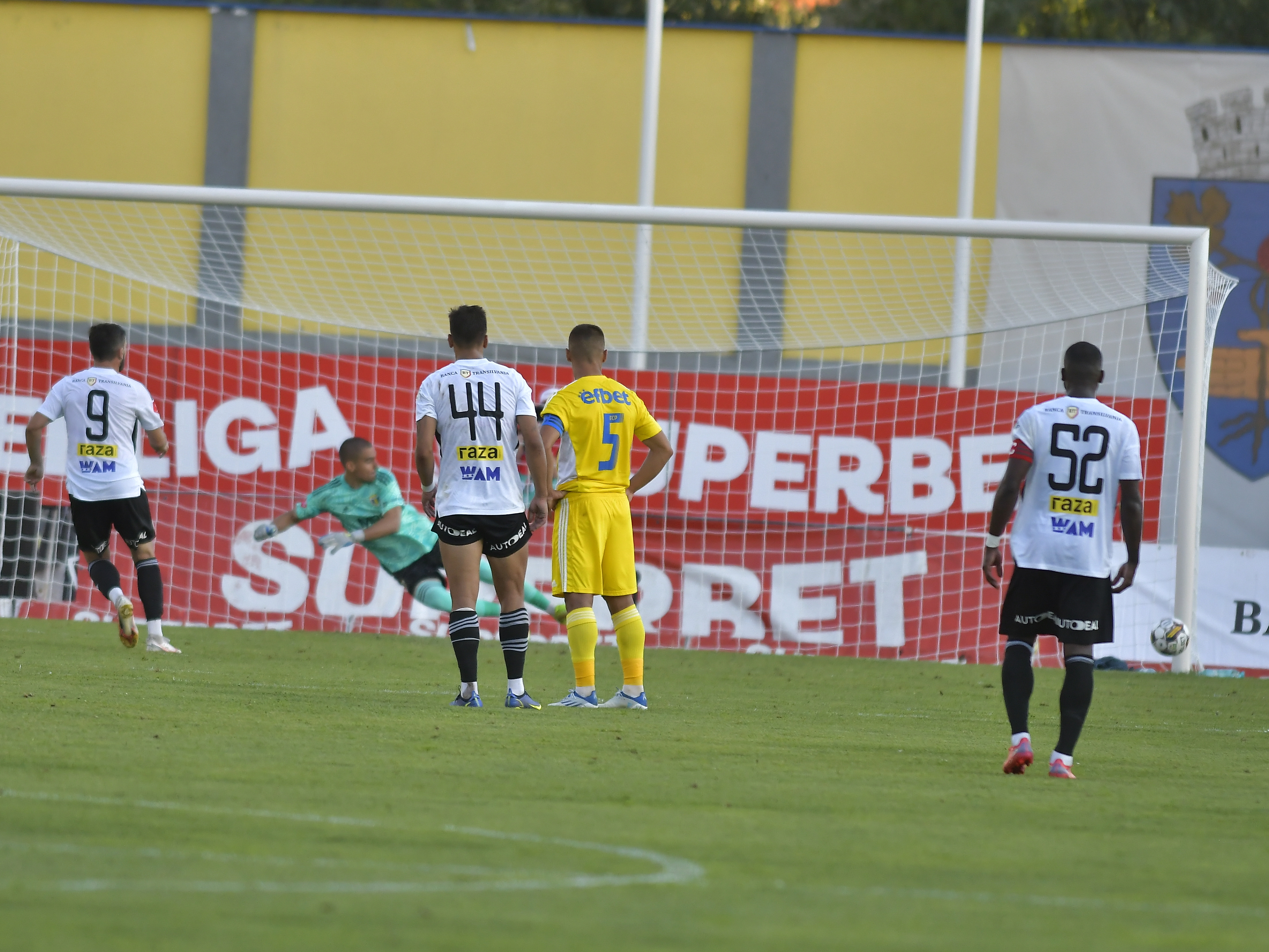 Universitatea Cluj - Petrolul 0-0, pe DGS 1. Elevii lui Sabău urcă pe loc de play-off, dacă înving