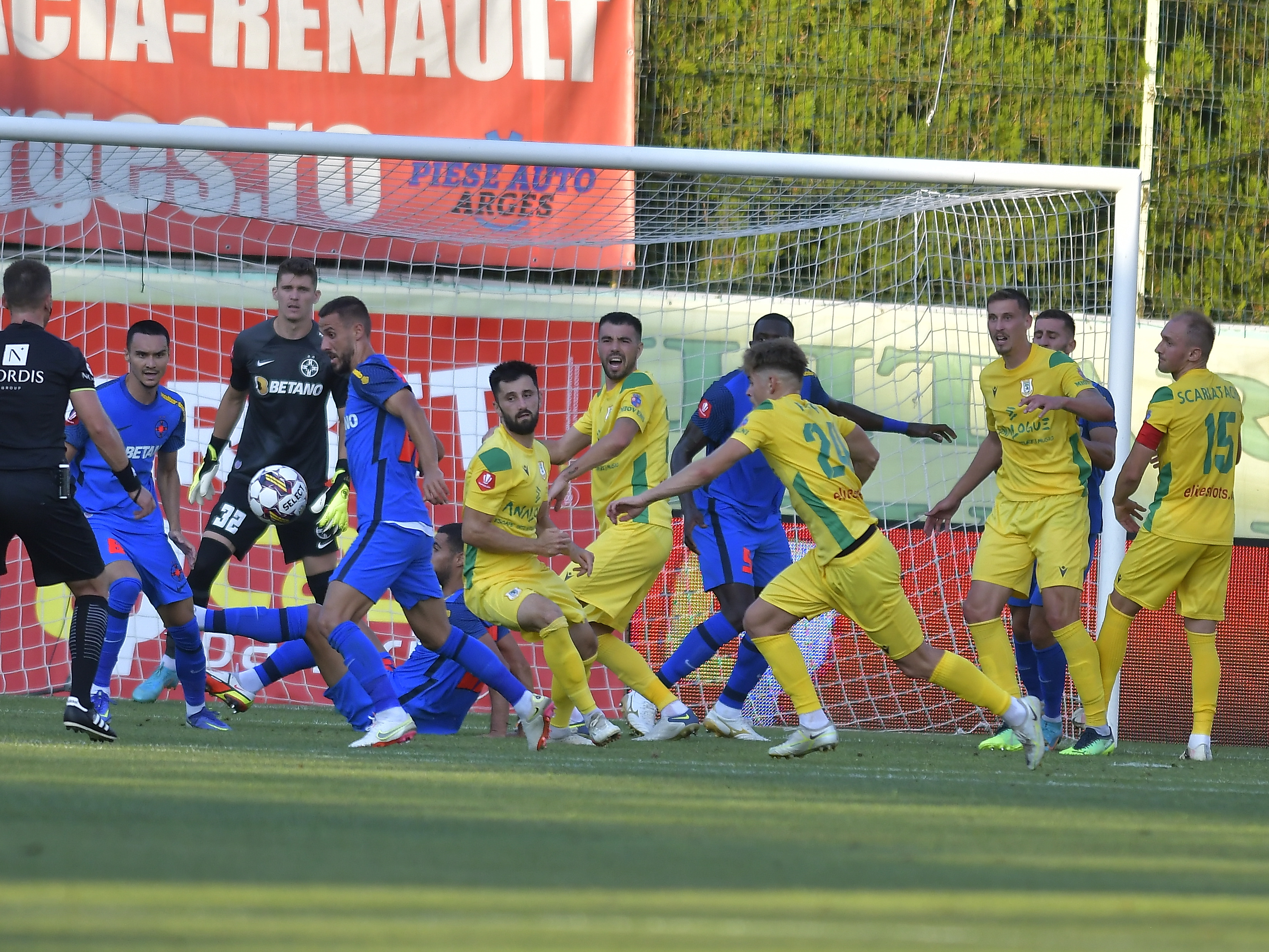 Gigi Becali a ”desființat” un fotbalist după meciul cu Mioveni: ”Nu e pat de dormit la FCSB!”