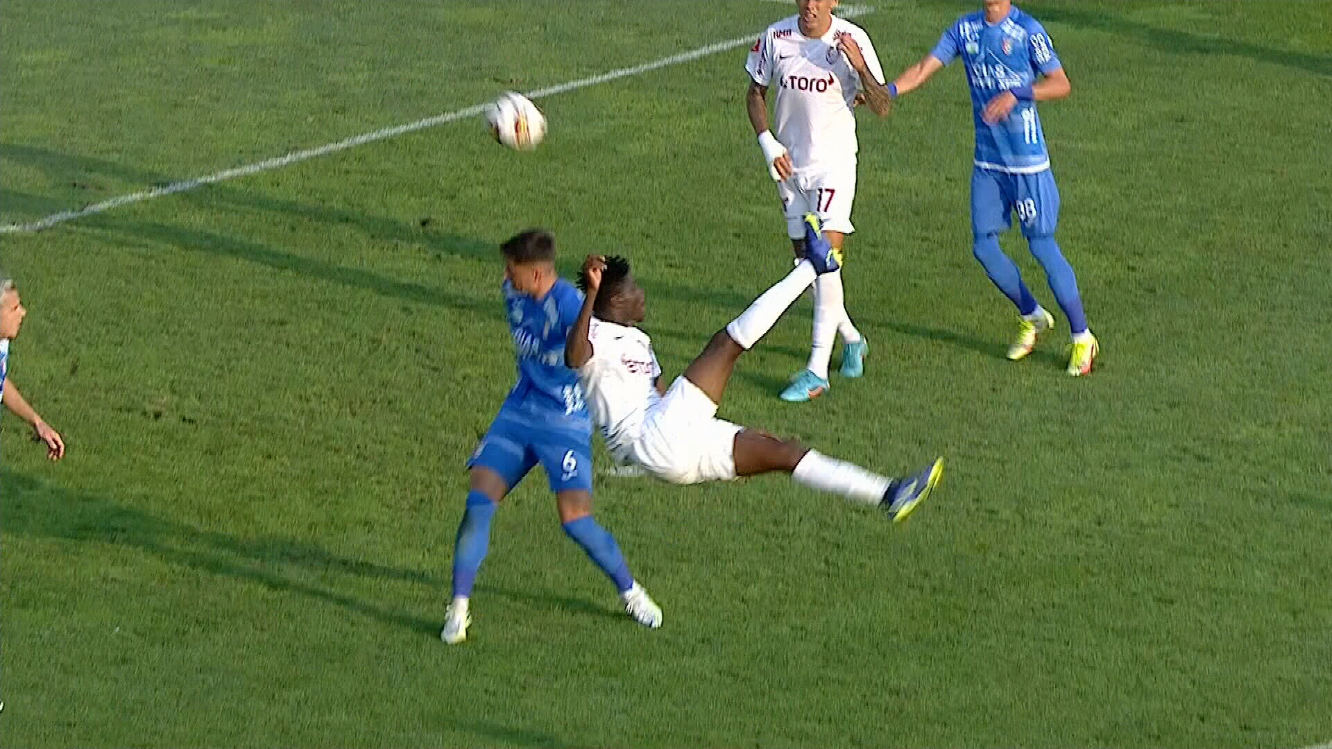Emmanuel Yeboah a reușit o ”foarfecă” de excepție, în finalul primei reprize dintre Chindia și CFR Cluj