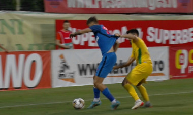 Ionuț Burnea și David Miculescu, în meciul CS Mioveni - FCSB / Foto: Captură Digi Sport
