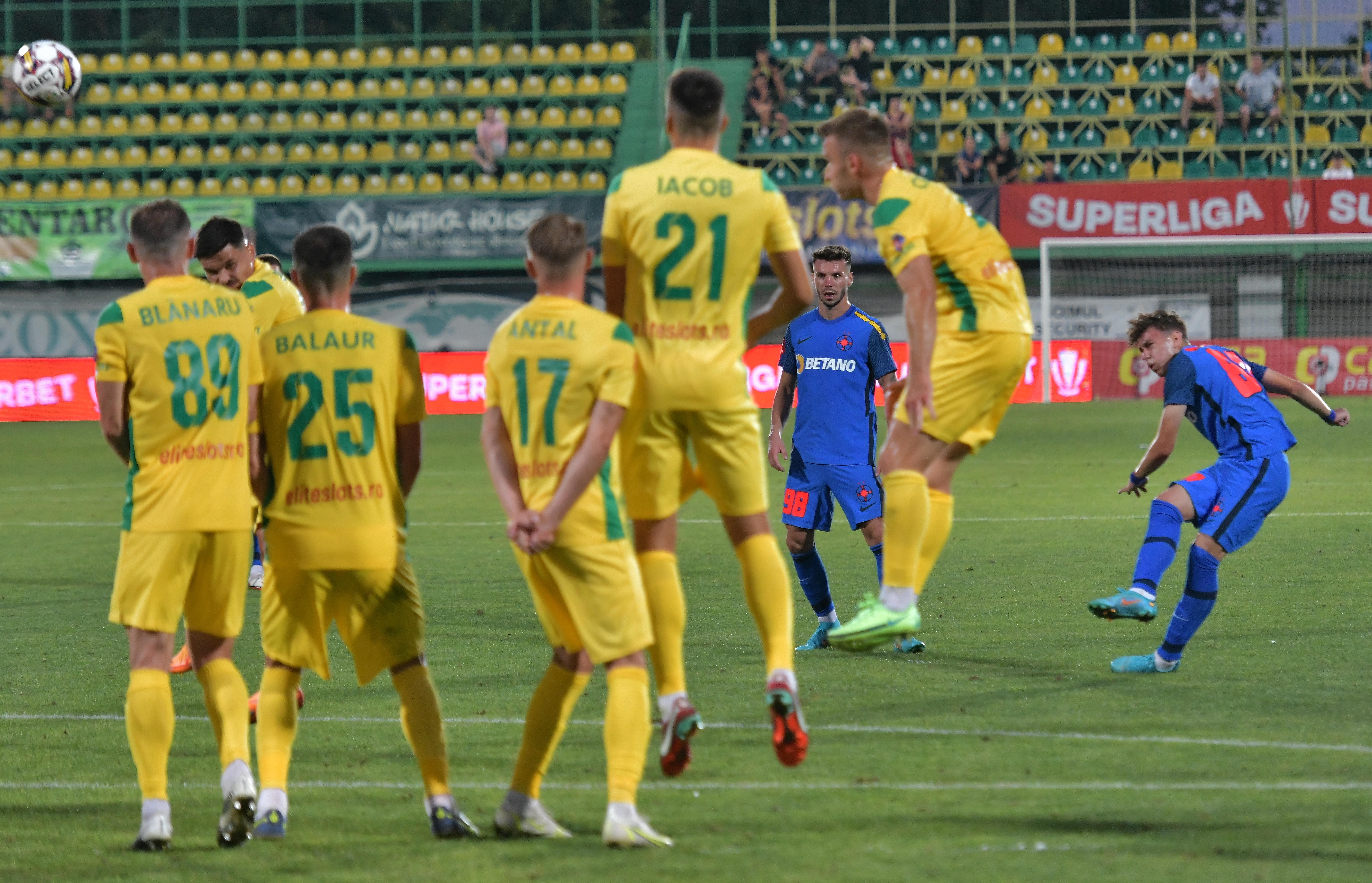 Eduard Radaslavescu ar fi putut ajunge la Fiorentina. Tatăl fotbalistului: ”Îmi oferiseră și mie un post în club”