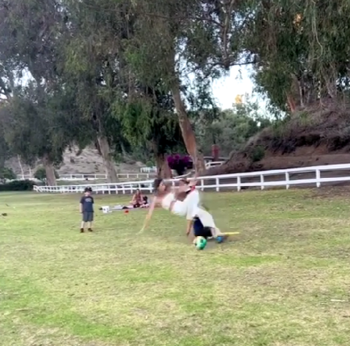 A ieșit în parc să se joace cu un copil cu mingea, dar a ajuns virală pe internet. Reacția femeii spune totul