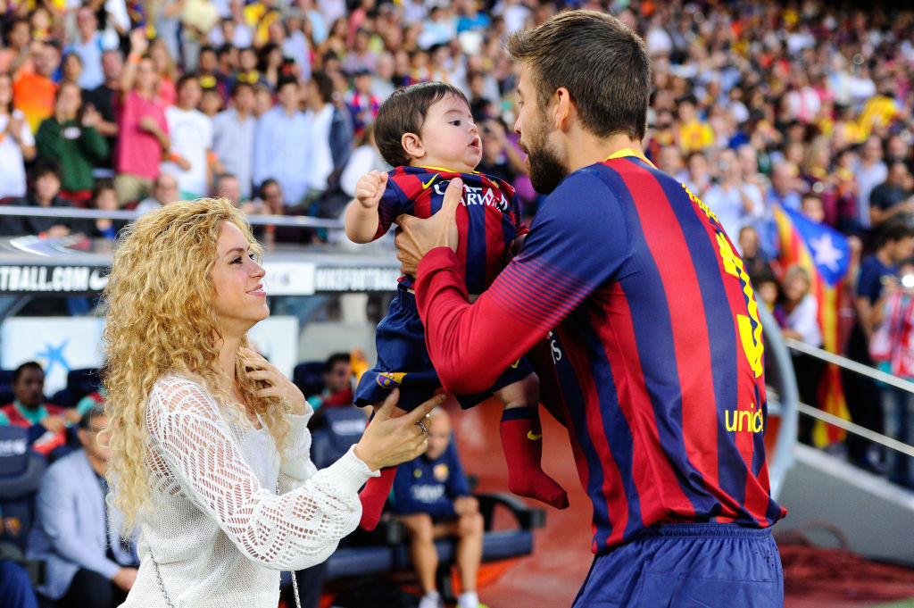 Spaniolii au dezvăluit cum ar putea arăta tricoul Barcelonei cu numele Shakirei pe care Pique va fi obligat să îl poarte!