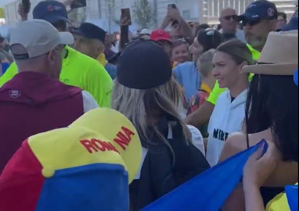 Simona Halep, asaltată de fani și protejată de bodyguarzi la Toronto. Mouratoglou: ”Doar românii, vă rog”