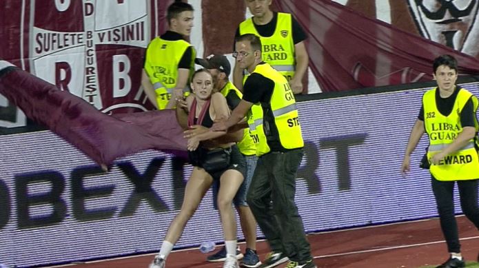 O fană intrată pe teren în Giulești a fost bruscată de stewarzi și Cristi Săpunaru a intervenit. Ce a urmat