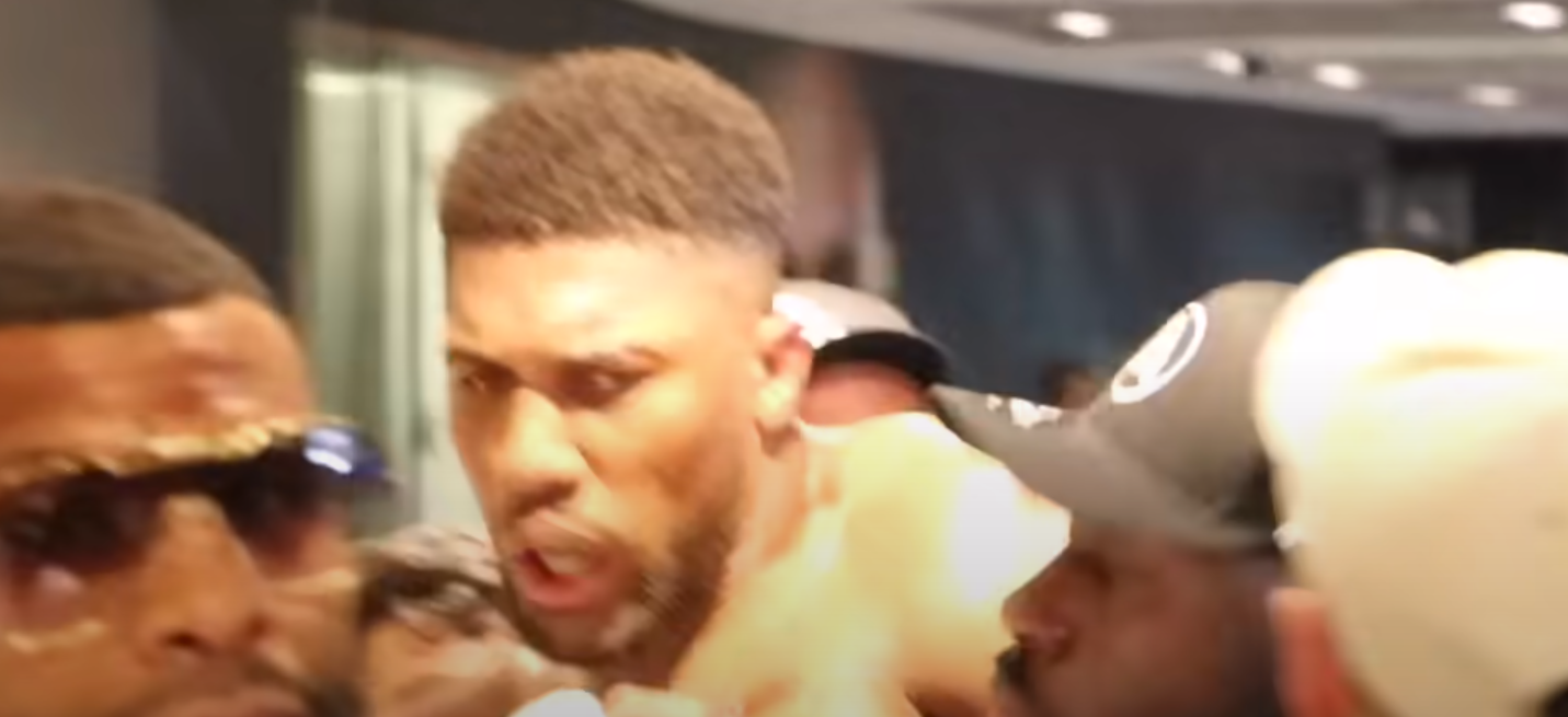 Anthony Joshua, la un pas de o altercație cu un fan după eșecul cu Usyk