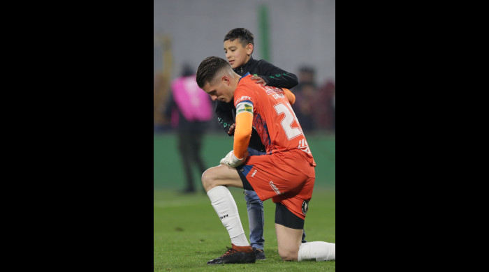 Portarul Ezequiel Unsain, consolat de un copil, după meciul Defensa y Justicia – Boca Juniors / Foto: Getty Images