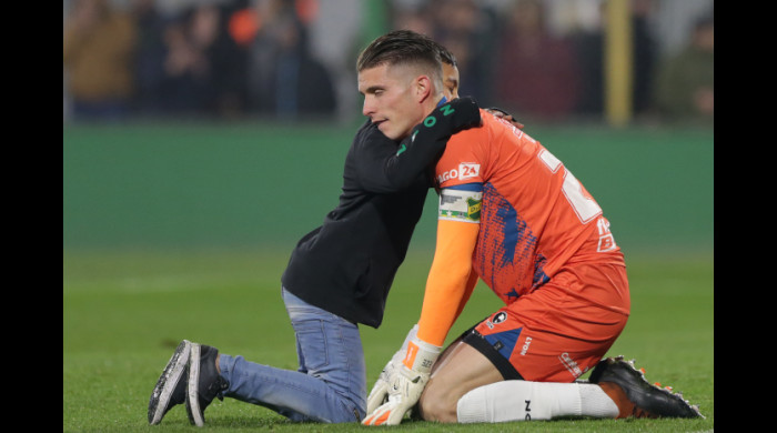 Portarul Ezequiel Unsain, consolat de un copil, după meciul Defensa y Justicia – Boca Juniors / Foto: Getty Images