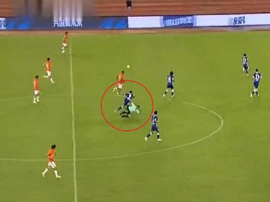 A venit "nota de plată" pentru fotbalistul care a "faultat" intenționat un arbitru