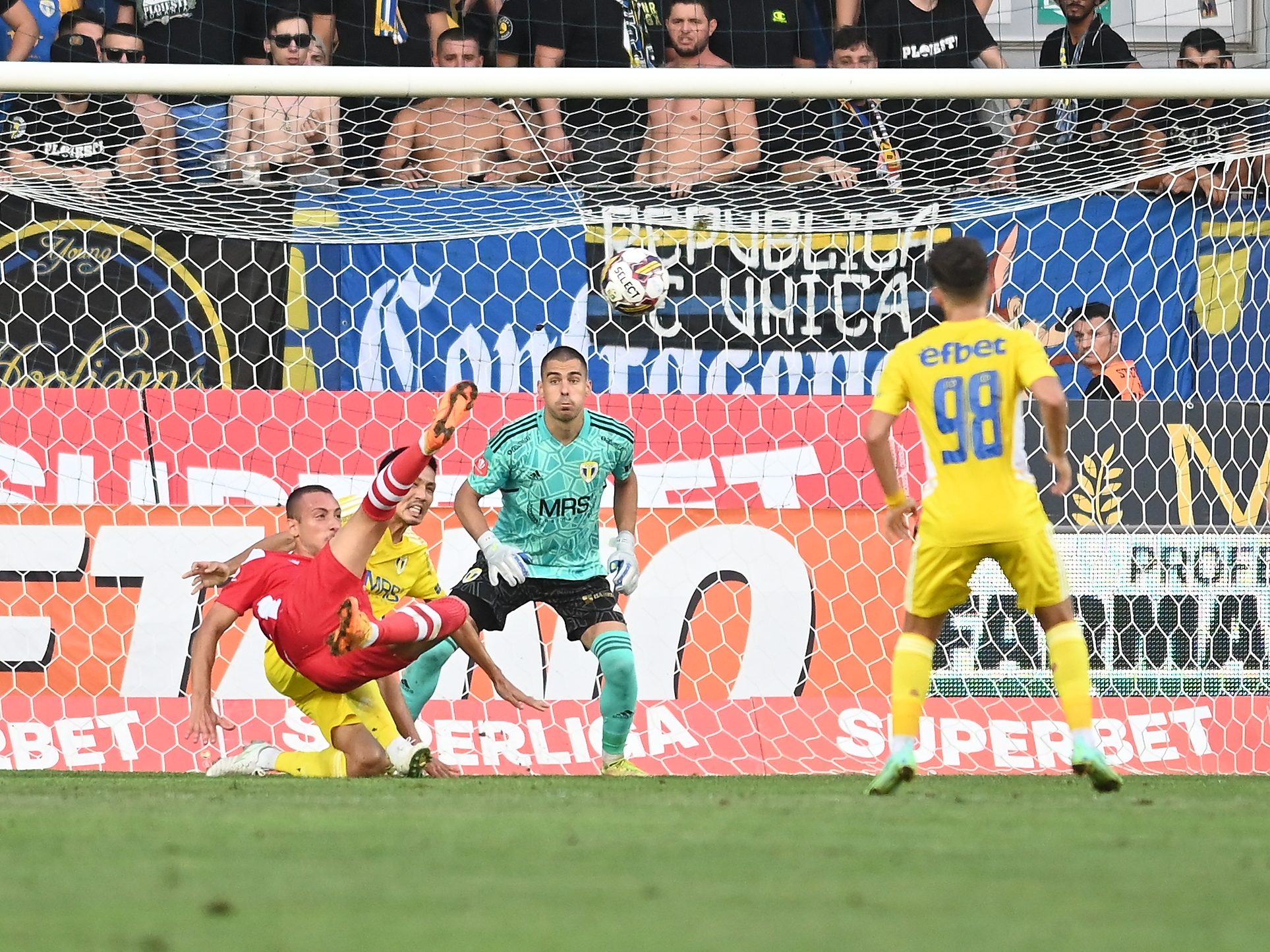 Petrolul - CS Mioveni 0-0. Ocazii mari, bară și gol anulat pentru oaspeți, la debutul lui Flavius Stoican