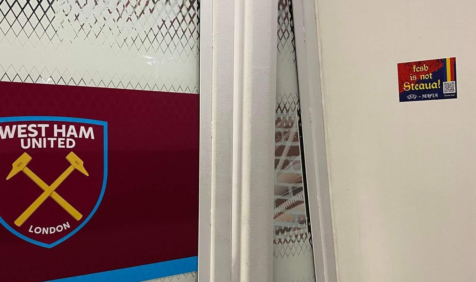 Mesajul care a împânzit stadionul lui West Ham înaintea duelului cu FCSB din Conference League