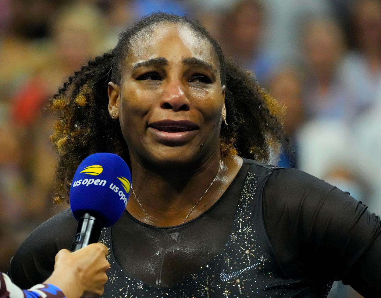 Imagini memorabile! Serena Williams nu s-a putut opri din plâns după ultimul meci al carierei. Ce a spus pe teren