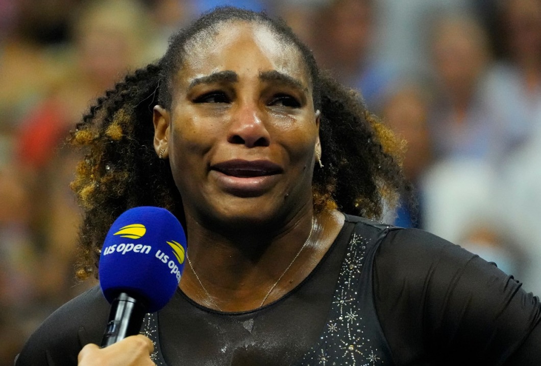 Imagini memorabile! Serena Williams nu s-a putut opri din plâns după ultimul meci al carierei. Ce a spus pe teren