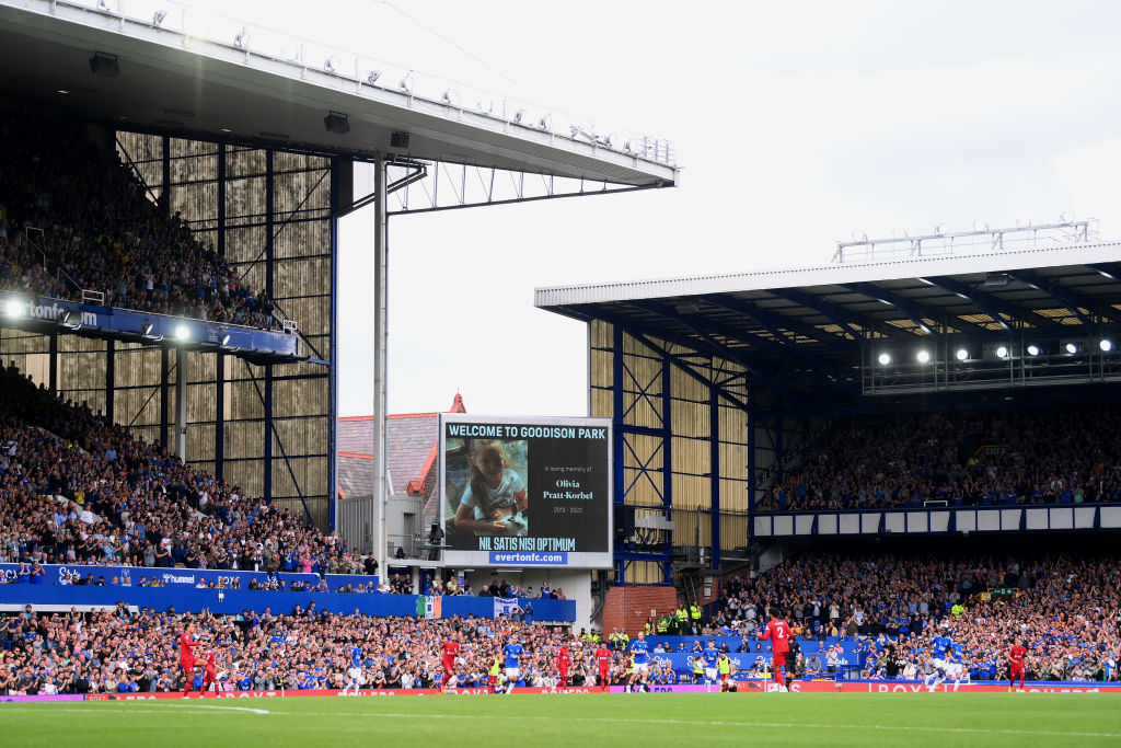 Steagul Stelei, afișat de fanii lui Liverpool la derby-ul cu Everton. Gestul a provocat reacții de furie