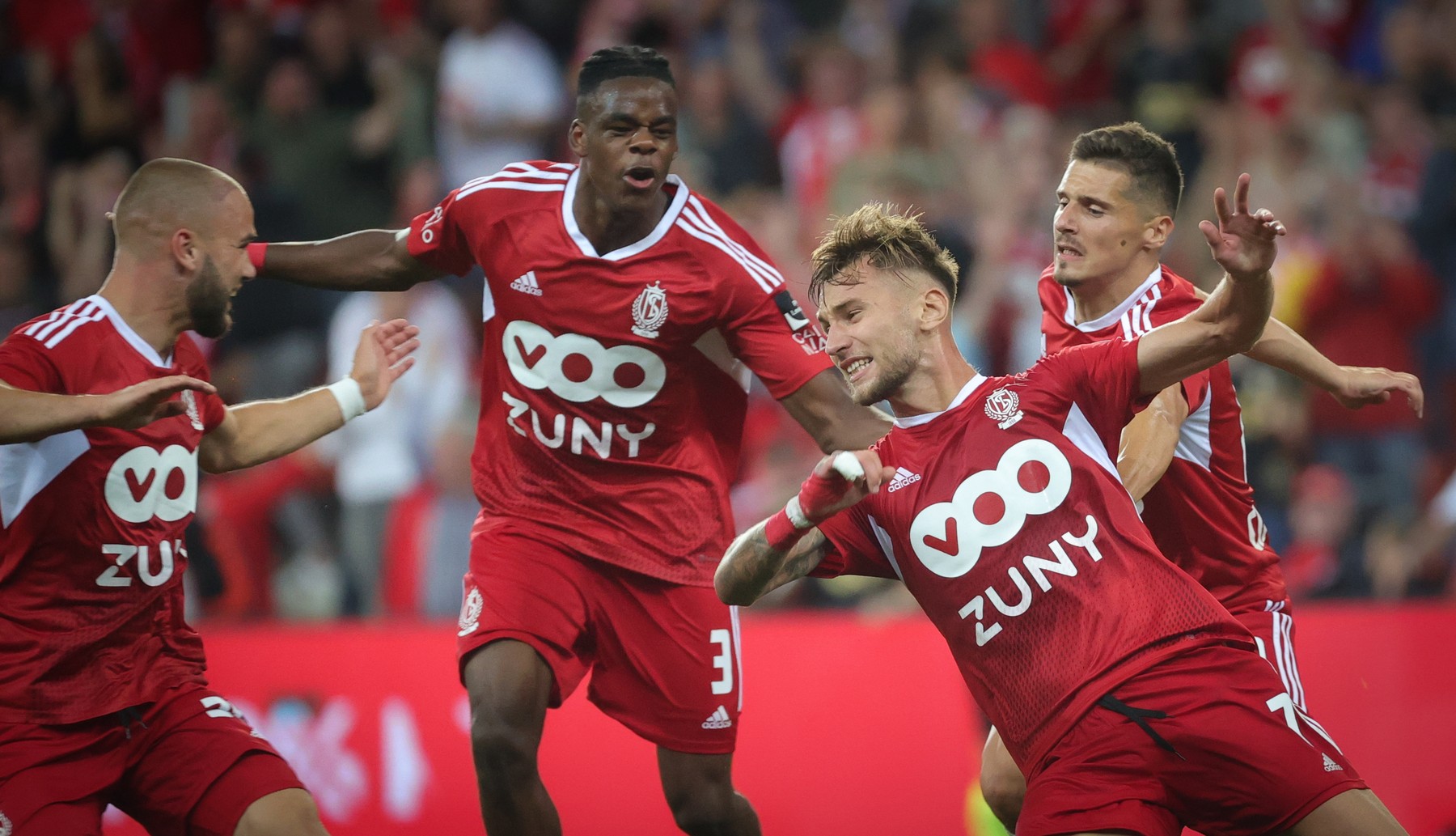 Porecla primită de Denis Drăguș din partea belgienilor, după eurogolul marcat în ultimul meci al lui Standard Liege
