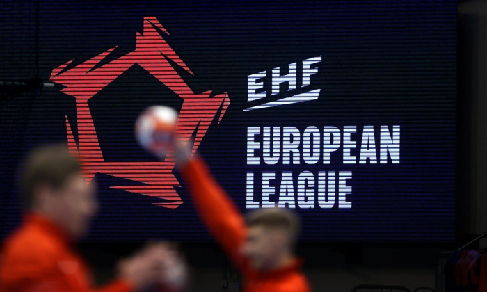 Magdeburg, Germany. 17th Nov, 2020. Handball, EHF European League, SC Magdeburg - CSKA Moscow, main round, Group C, 3rd matchday: Moscow players warm up in front of a video wall with the EHF logo. Credit: Ronny Hartmann/dpa-Zentralbild/dpa/Alamy Live News