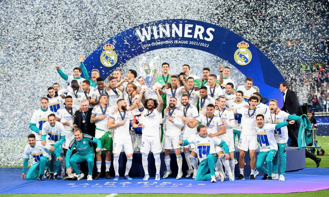 Award ceremony, jubilation Team Real with the trophy, team photo, MARCELO (Real) holds up the trophy, team, Soccer Champions League Final 2022, Liverpool FC (LFC) - Real Madrid (Real) 0: 1, on May 28th, 2022 in Paris/ France.