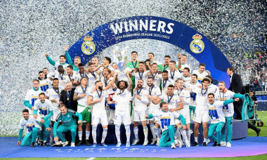 Award ceremony, jubilation Team Real with the trophy, team photo, MARCELO (Real) holds up the trophy, team, Soccer Champions League Final 2022, Liverpool FC (LFC) - Real Madrid (Real) 0: 1, on May 28th, 2022 in Paris/ France.