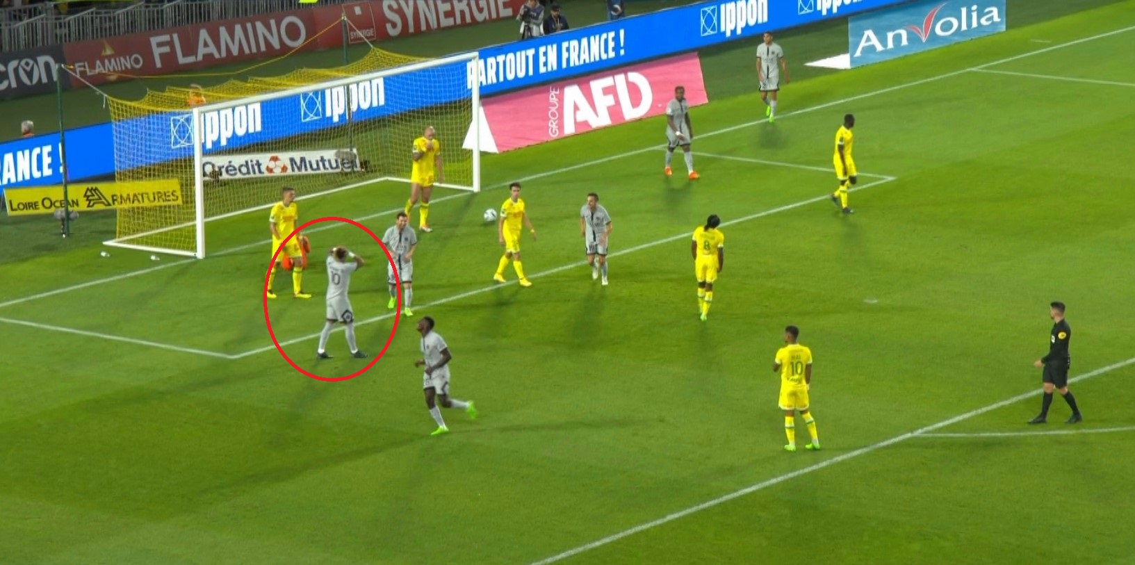Neymar a ratat cu poarta goală, apoi a ”uitat” să se mai bucure de reușita colegului său. Și-a pus mâinile în cap