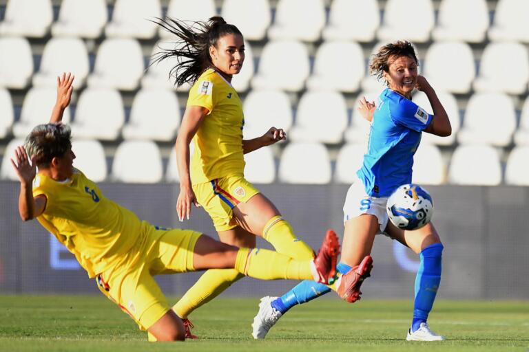 România - Italia 0-2. Naționala de fete, antrenată de Cristi Dulca, a ratat calificarea la Mondial. ”Final cu gust amar”